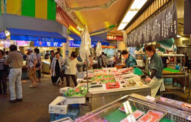 Kimliği belirsiz kişiler sokak pazarından alışveriş yapıyor