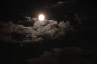 Dolunay var gecenin içinde Bulutlarla