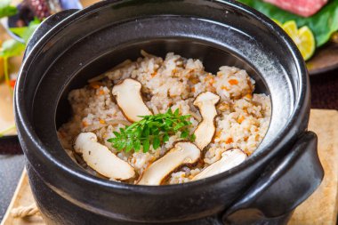 Sebze ve mantarlı pilav.