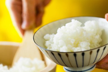 Eller pilavı kaşıkla kasede tutar. 