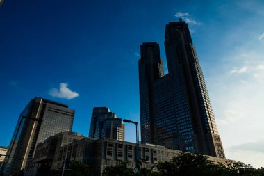 Modern şehirde alçak açılı gökdelenler