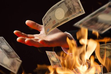 Karanlık arka planda para yakmak