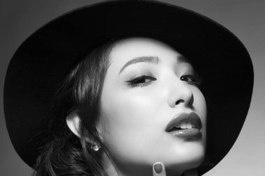 Şapkalı güzel Asyalı kız