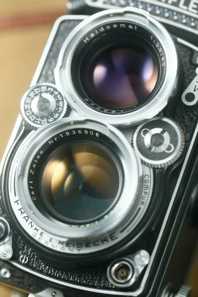 Oude Dubbele Lens Reflex Camera Rolleiflex Voor Bruin Lederen Handtas — Stockfoto