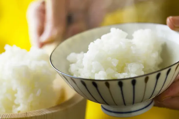 Hände Halten Gekochten Reis Schüssel Mit Löffel — Stockfoto