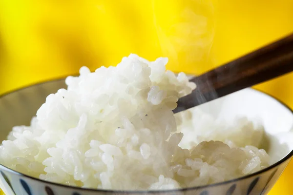 Frisch Gekochter Weißer Reis Einer Schüssel Mit Essstäbchen — Stockfoto