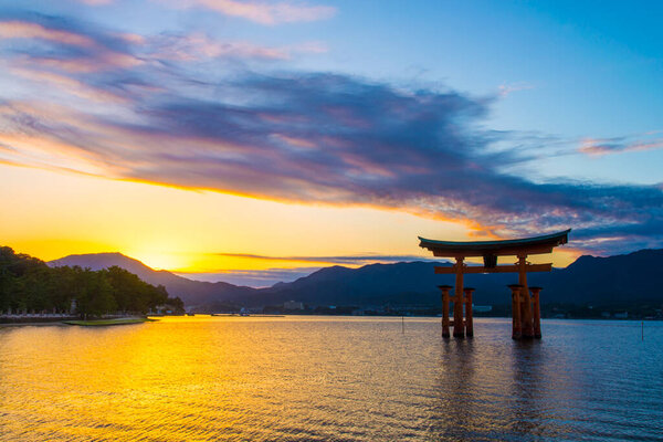 Тори-ворота храма Ицукусима в Миядзиме в Хиросиме 