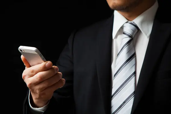 Siyah Arka Plan Üzerine Smartphone Kullanarak Adamı — Stok fotoğraf