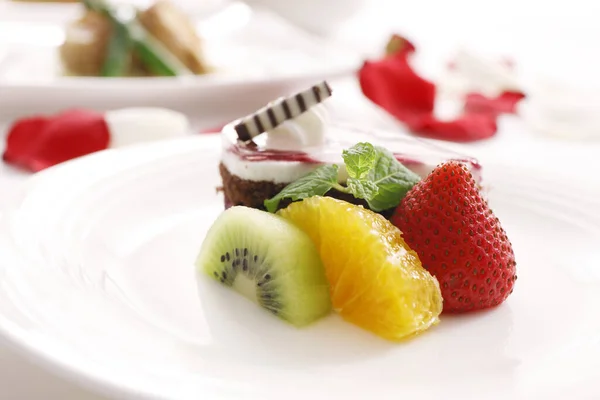 Leckeres Dessert Obst Und Kuchen — Stockfoto