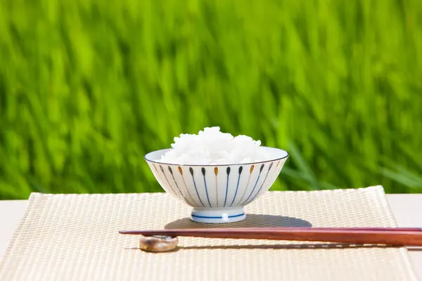 Frisch Gekochter Reis Serviert Einer Schüssel Mit Essstäbchen Und Grünem — Stockfoto