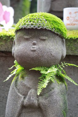 Japon bahçesinde taş heykel