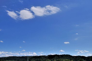 Güzel manzara, mavi gökyüzü ve beyaz bulutlar.