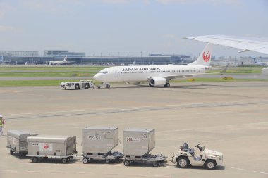 Havaalanındaki uçak pistinde.