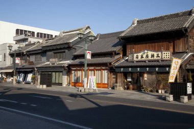 Klasik Asya yapılarına sahip bir cadde manzarası.