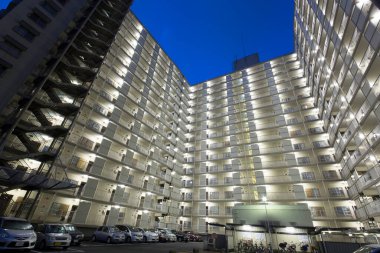 Tokyo şehrinin gece manzarası. Tokyo modern ve lüks bir apartman dairesi.