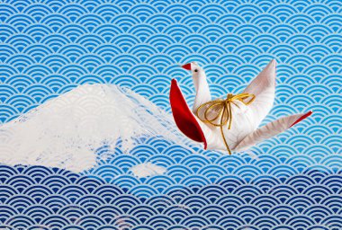 Doğal arka planda el yapımı kuş, beyaz-kırmızı bebeğe yakın plan. 