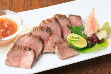 Lezzetli dilimlenmiş et, sebze ve sos. 