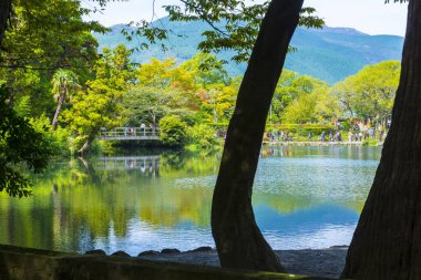 Dağlardaki göl manzarası