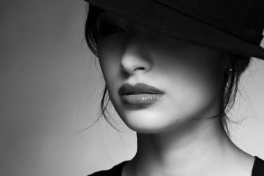 Şapkalı güzel Asyalı kadının portresi. moda fotoğrafı.