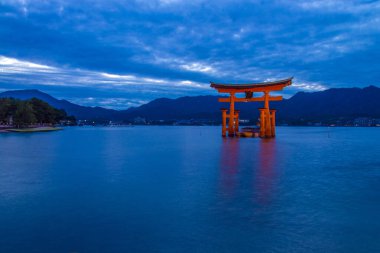 Itsukushima Tapınağı 'nın Hiroşima Miyajima' daki gövde kapısı. 