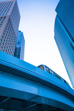 Tokyo, Japonya. Akşamları metro istasyonu olan şehir manzarası 