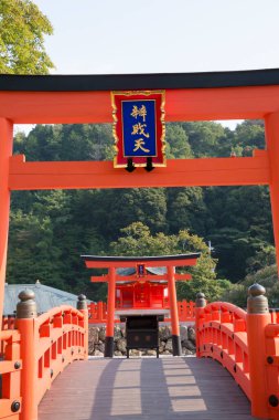 Şehirdeki geleneksel tapınak binasının manzarası