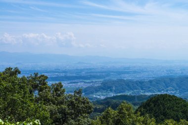 Fuji Dağı ve mavi bulutlu gökyüzü manzarası
