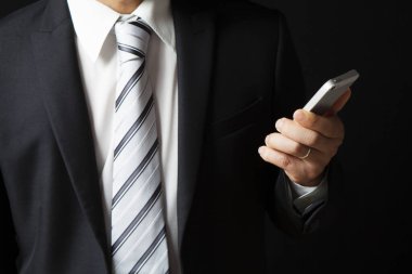 Akıllı telefon kullanan işadamının kesilmiş fotoğrafı