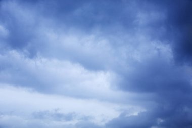 Mavi gökyüzündeki bulutlar 