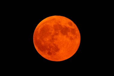 Dolunay karanlık gökyüzünde 