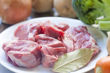 Taze çiğ et parçaları pişmeye hazır. 