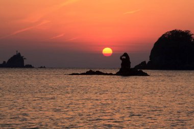Denizin üzerinde güzel gün batımı, doğa arka planı 