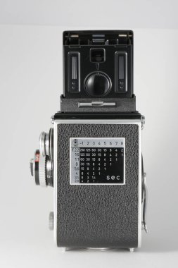 Gri arka planda eski ikiz mercek refleksi kamera Rolleiflex