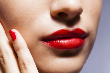 Stüdyoda şık makyajlı güzel Asyalı bir kadının yakın plan fotoğrafı.