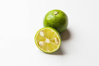 Beyaz arka planda izole edilmiş taze limonlar, üst görünüm