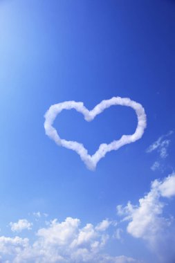 Güzel mavi gökyüzü kalp ve bulutlarla
