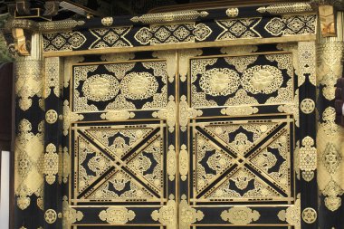 Geleneksel Japon tapınağı kapılarını süsleyen altın desenler.
