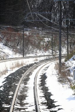 Karlı bir havada tren yolu 
