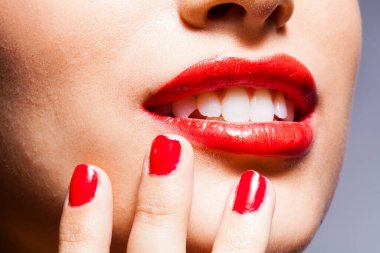 Stüdyoda şık makyajlı güzel Asyalı bir kadının yakın plan fotoğrafı.