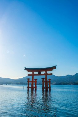 Itsukushima Tapınağı 'nın Hiroshima' daki Miyajima 'daki gövde kapısı.