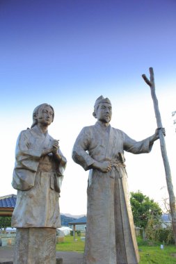 Minamoto no Yoritomo ve Hojo Masako heykeli.