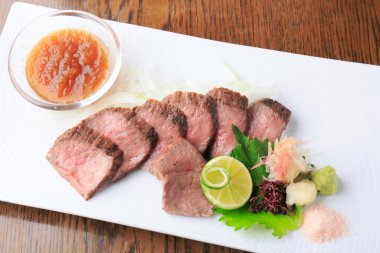 Lezzetli dilimlenmiş et ve limon ve sos. 