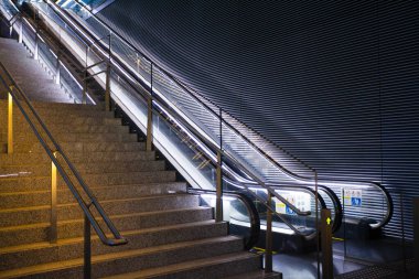 Chuo Ward, Tokyo 'da. Tokyo İstasyonu 'nun oradaki Yaesu' da yürüyen merdiven. İstasyonla bütünleşen binaların adı Gran Tokyo