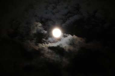 Gece gökyüzünde ayın güzel manzarası        