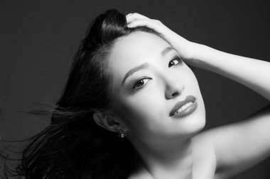 Kusursuz ciltli Asyalı güzel bir kadının portresi.