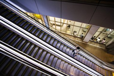 Chuo Ward, Tokyo 'da. Tokyo İstasyonu 'ndaki insanlar