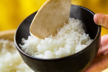 Kâsede taze pişmiş beyaz pirinç.