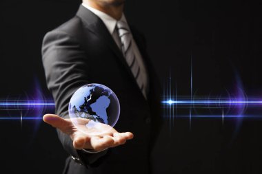 Işıl ışıl mavi çizgileri olan dijital küreyi elinde tutan iş adamı