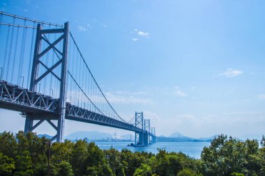 Modern köprü ve deniz limanının güzel manzarası           