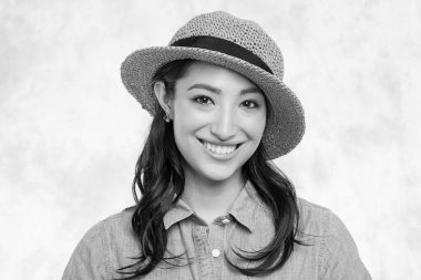 Şapkalı güzel bir Asyalı kadın.